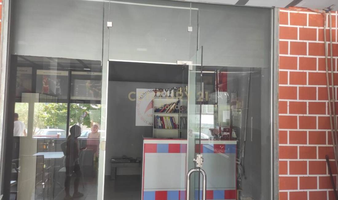 Komuna e Parisit shitet ambient komercial