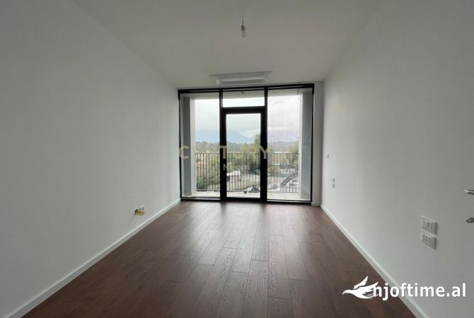 Ambiente Commerciale in Affitto 3+1 a Tirana - 1,350 Euro