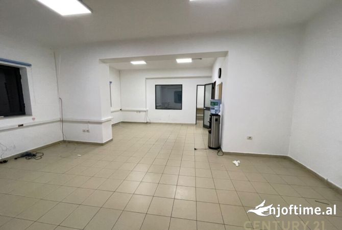 Ambiente Commerciale in Affitto 3+1 a Tirana - 900 Euro