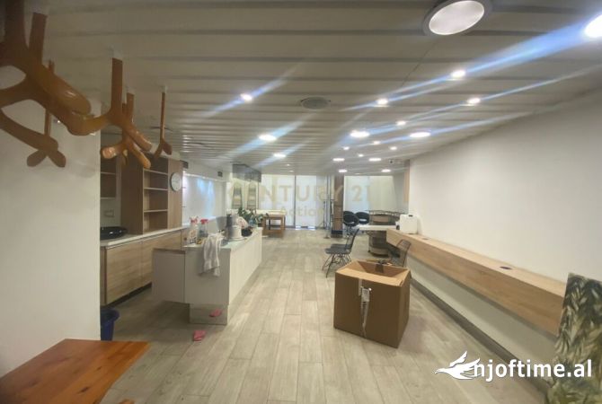 Ambiente Commerciale in Affitto 1+1 a Tirana - 1,150 Euro