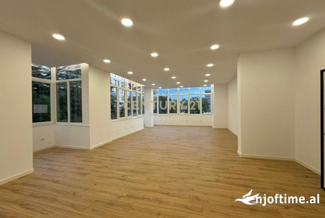 Ambiente Commerciale in Affitto 3+1 a Tirana - 1,400 Dollar