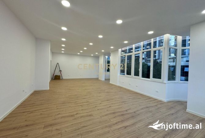 Ambiente Commerciale in Affitto 3+1 a Tirana - 1,400 Dollar