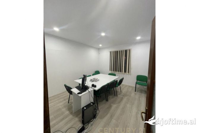 Ambiente Commerciale in Affitto 3+1 a Tirana - 700 Euro