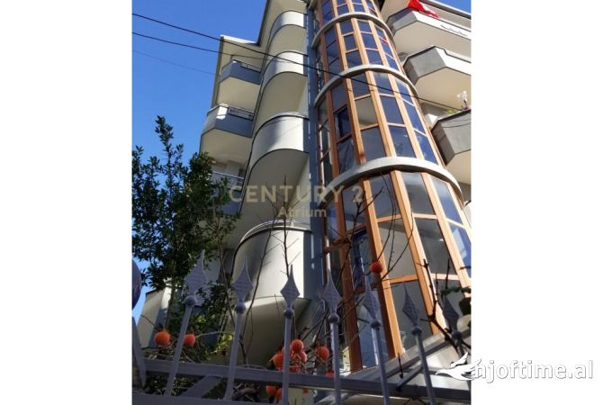 Ambiente Commerciale in Affitto 5+1 a Tirana - 3,200 Euro