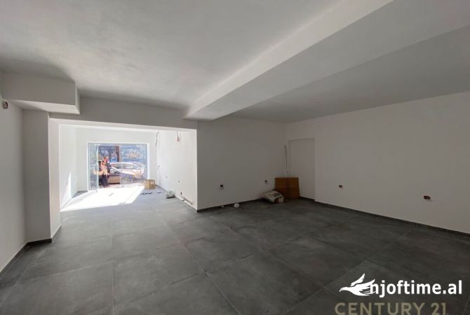 Ambiente Commerciale in Affitto 1+1 a Tirana - 2,500 Euro