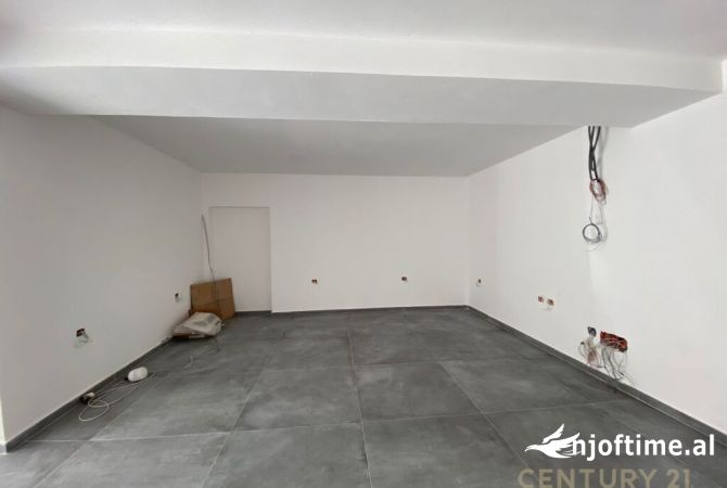 Ambiente Commerciale in Affitto 1+1 a Tirana - 2,500 Euro