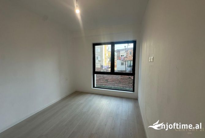Ambiente Commerciale in Affitto 3+1 a Tirana - 700 Euro