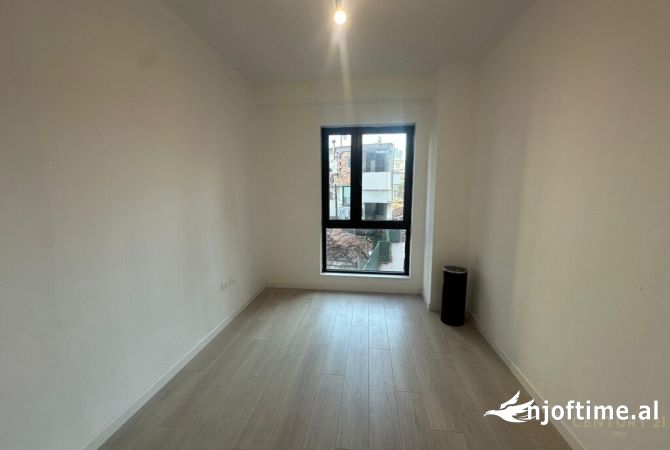 Ambiente Commerciale in Affitto 3+1 a Tirana - 700 Euro