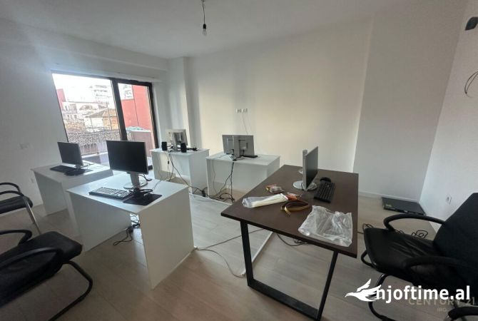 Ambiente Commerciale in Affitto 3+1 a Tirana - 700 Euro