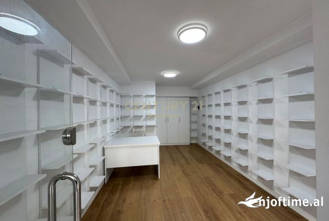 Ambiente Commerciale in Affitto 1+1 a Tirana - 500 Euro