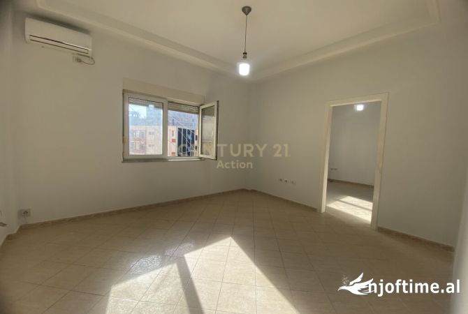 Ambiente Commerciale in Affitto 3+1 a Tirana - 800 Euro