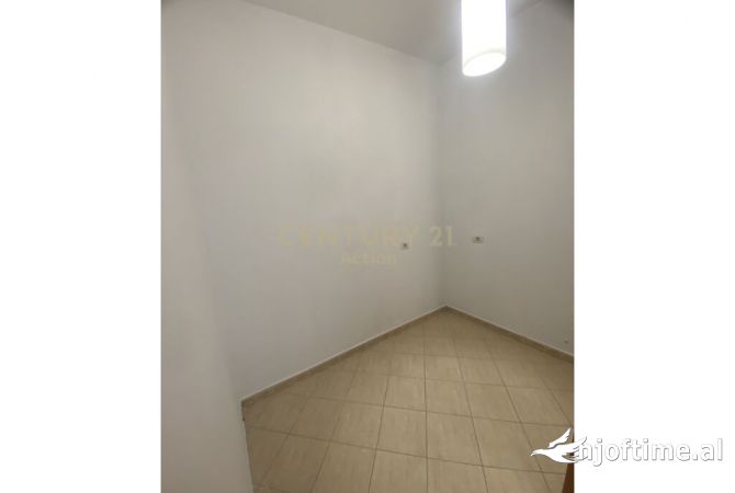 Ambiente Commerciale in Affitto 3+1 a Tirana - 800 Euro