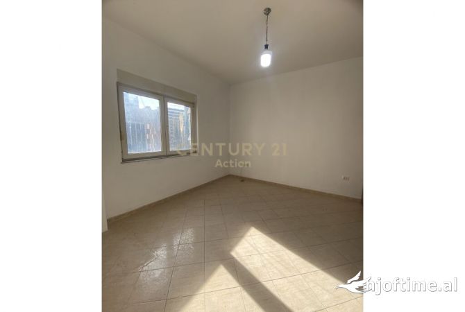 Ambiente Commerciale in Affitto 3+1 a Tirana - 800 Euro