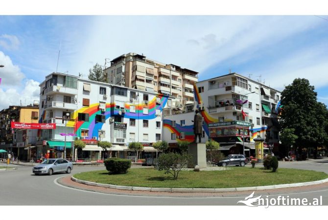 Ambiente Commerciale in Affitto 3+1 a Tirana - 10,000 Euro