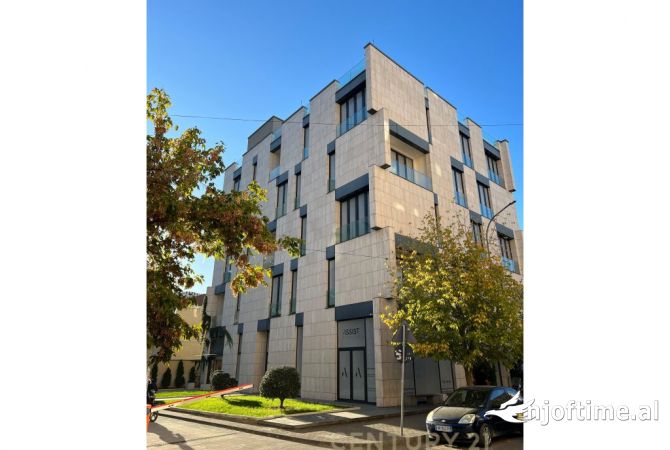 Ambiente Commerciale in Affitto 3+1 a Tirana - 35,000 Euro