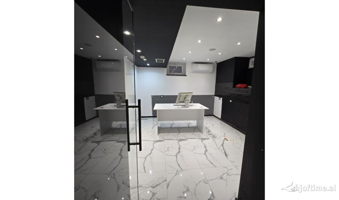 JEPET ME QIRA AMBIENT KOMERCIAL, RRUGA E DURRESIT! 950 Euro /Muaj