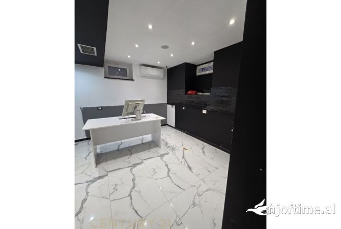 Ambiente Commerciale in Affitto 1+1 a Tirana - 950 Euro