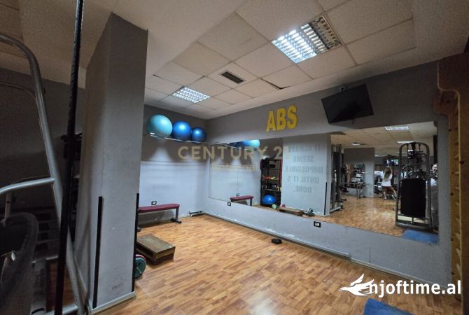 Ambiente Commerciale in Affitto 1+1 a Tirana - 3,200 Euro