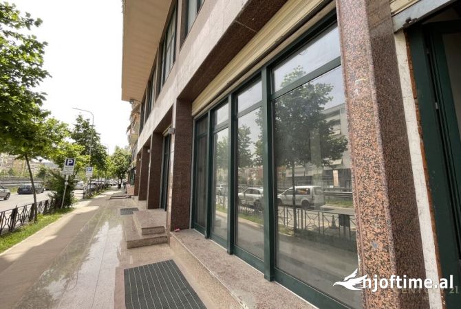 Ambiente Commerciale in Affitto 3+1 a Tirana - 6,000 Euro