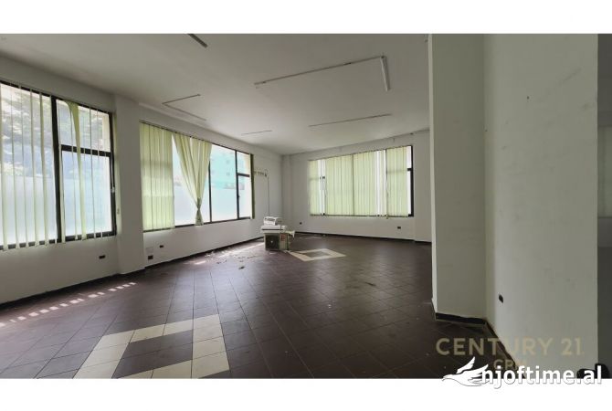 Ambiente Commerciale in Affitto 3+1 a Tirana - 2,400 Euro