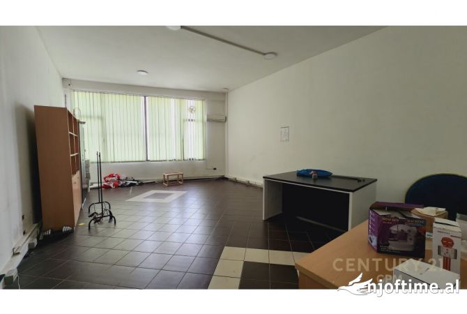 Ambiente Commerciale in Affitto 3+1 a Tirana - 2,400 Euro