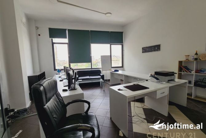 Ambiente Commerciale in Affitto 3+1 a Tirana - 2,400 Euro