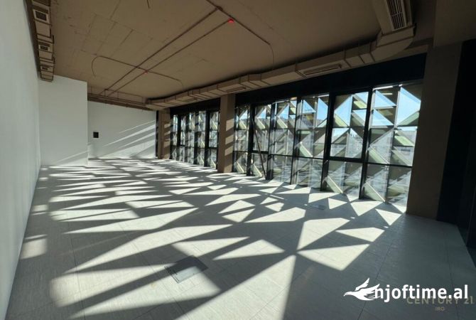 Ambiente Commerciale in Affitto 3+1 a Tirana - 3,000 Euro
