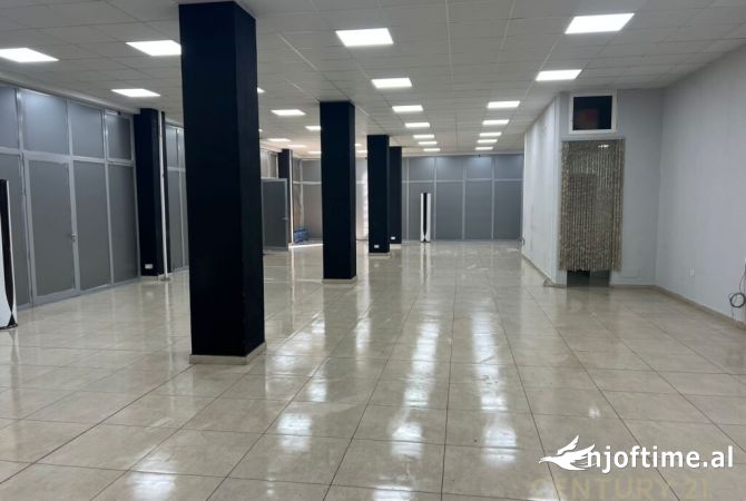 Ambiente Commerciale in Affitto 3+1 a Tirana - 2,300 Euro
