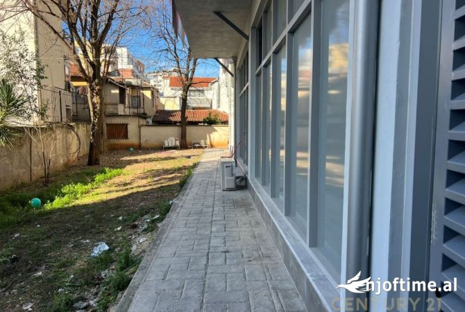 Ambiente Commerciale in Affitto 3+1 a Tirana - 2,300 Euro