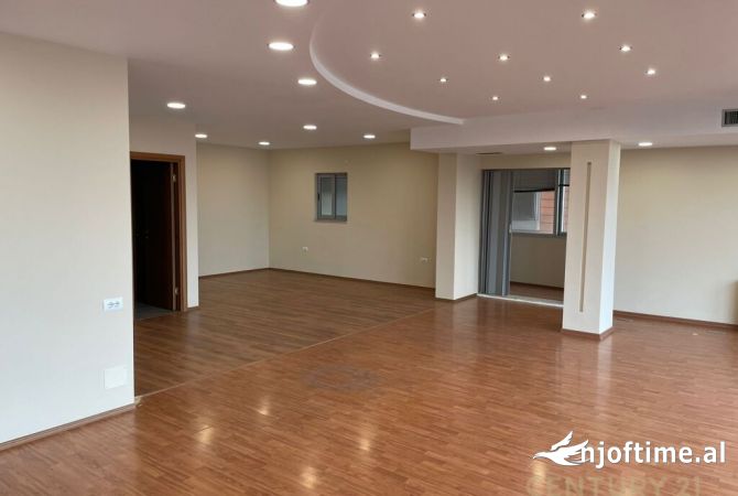 Ambiente Commerciale in Affitto 3+1 a Tirana - 3,500 Euro