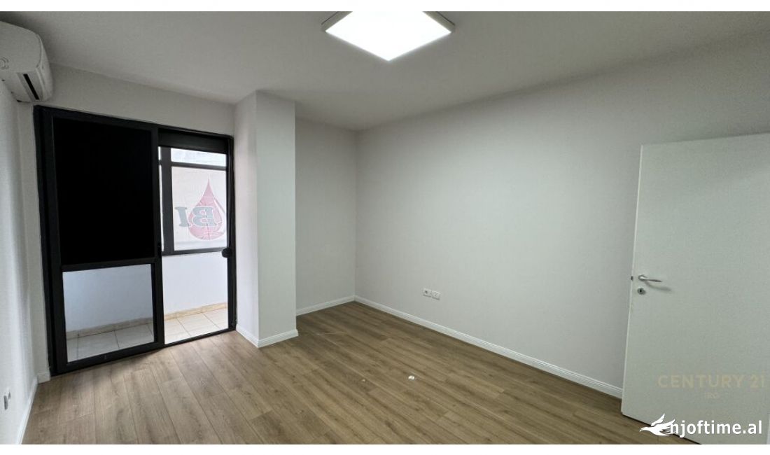 Ambjent per Zyre, Klinike buze rruges kryesore prane Ring Center 