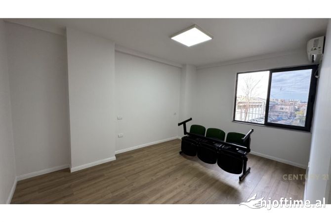 Ambjent per Zyre, Klinike buze rruges kryesore prane Ring Center 