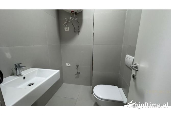 Ambjent per Zyre, Klinike buze rruges kryesore prane Ring Center 