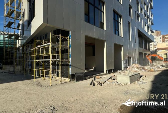 Ambiente Commerciale in Affitto 2+1 a Tirana - 3,100 Euro