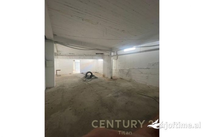 Ambiente Commerciale in Vendita 4+1 a Tirana - 62,000 Euro
