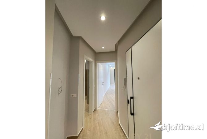 Ambiente Commerciale in Affitto 3+1 a Tirana - 600 Euro