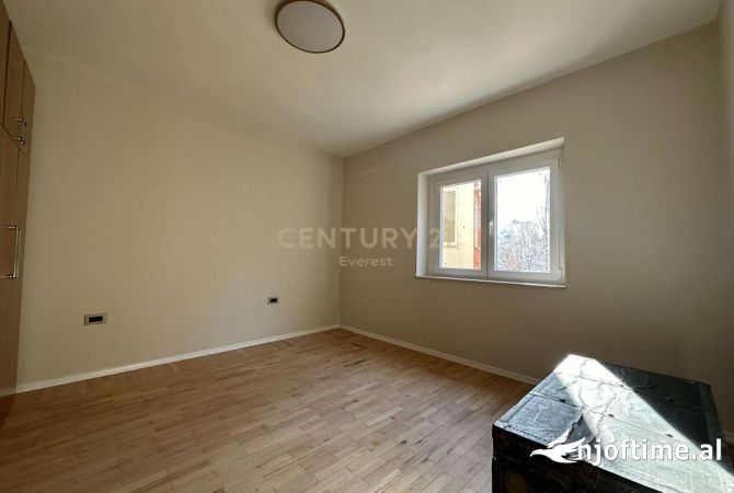 Ambiente Commerciale in Affitto 3+1 a Tirana - 600 Euro