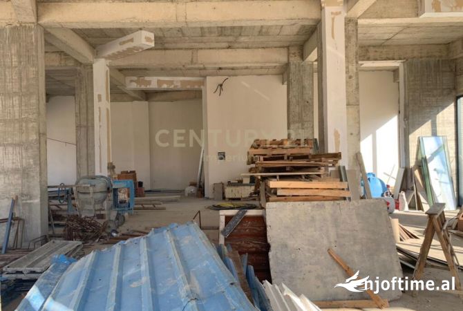 Ambiente Commerciale in Affitto 1+1 a Tirana - 5,000 Euro