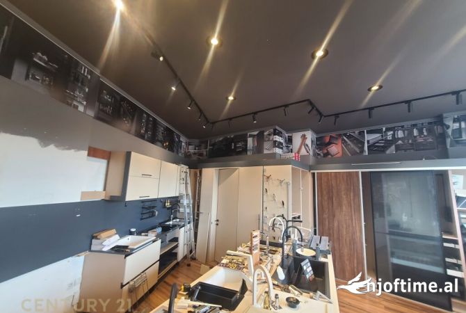 Ambiente Commerciale in Affitto 1+1 a Tirana - 1,200 Euro