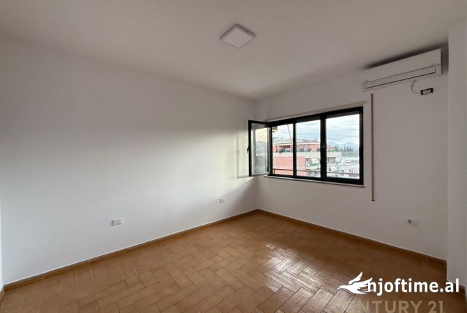 Ambiente Commerciale in Affitto 3+1 a Tirana - 2,500 Euro
