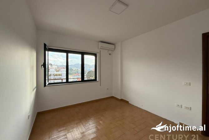 Ambiente Commerciale in Affitto 3+1 a Tirana - 2,500 Euro