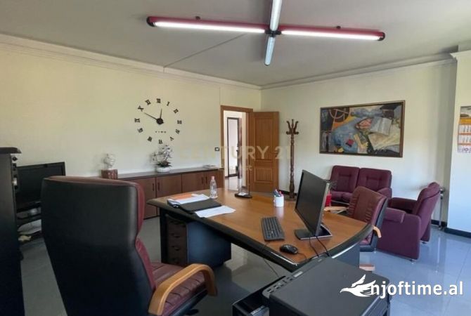 Ambiente Commerciale in Affitto 3+1 a Tirana - 1,000 Euro