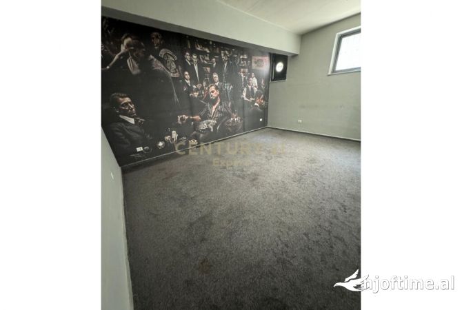 Ambiente Commerciale in Affitto 3+1 a Tirana - 700 Euro