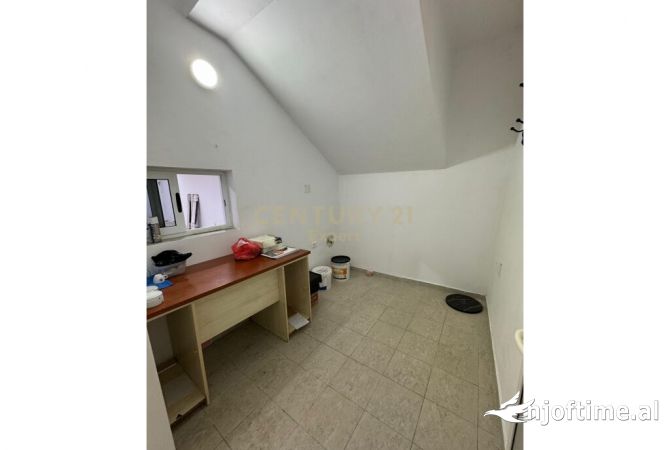 Ambiente Commerciale in Affitto 3+1 a Tirana - 700 Euro