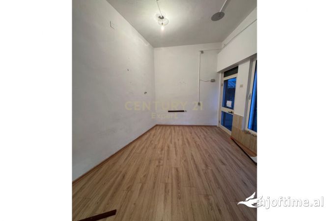Ambiente Commerciale in Affitto 3+1 a Tirana - 450 Euro