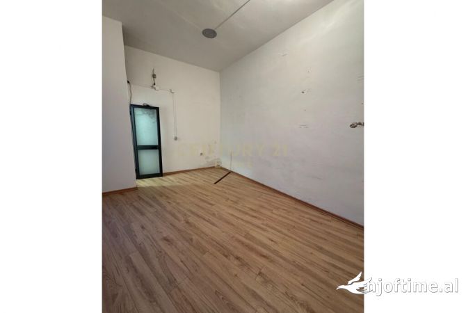 Ambiente Commerciale in Affitto 3+1 a Tirana - 450 Euro