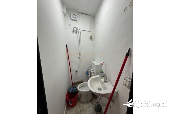 Ambiente Commerciale in Affitto 3+1 a Tirana - 450 Euro