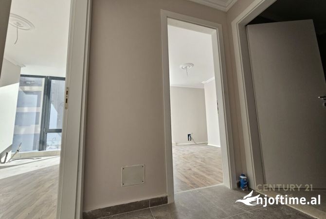 Ambiente Commerciale in Affitto 1+1 a Tirana - 1,000 Euro