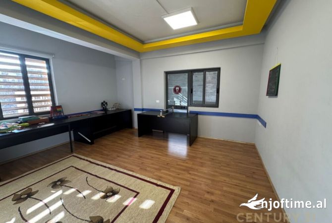 Ambiente Commerciale in Affitto 3+1 a Tirana - 650 Euro