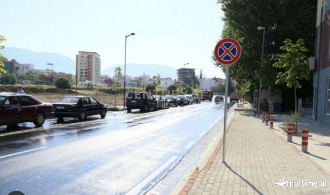 Shitet dyqan ne Rrugen Gramoz Pashko prane Qytetit studenti